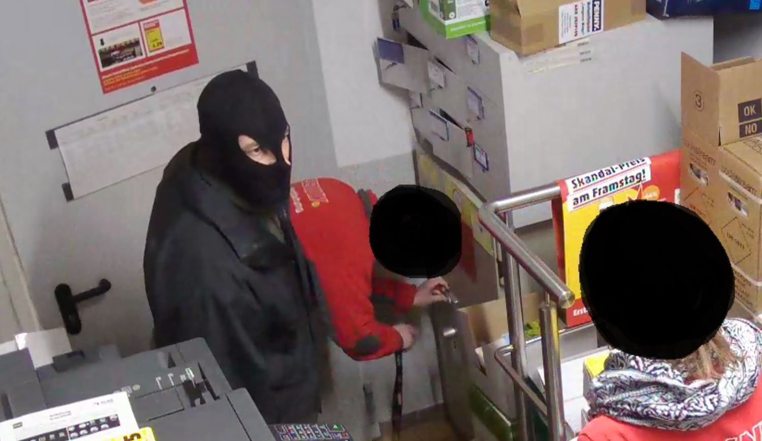 Wer erkennt diesen Räuber? Der Mann wird verdächtigt Überfälle auf Supermärkte in Magdeburg-Ottersleben und Niederndodeleben begangen zu haben.