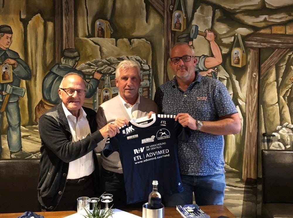 Ex-Nationalspieler Klaus Fischer (Mitte) mit dem Präsidenten des FC ZWK Nebra, Steffen Fuchs (r.), und Joachim Heller. Der Donndorfer, früherer Spieler von Rot-Weiß Erfurt und Union Berlin, hat den Kontakt der Schalke-Legende zu den Nebraern hergestellt.