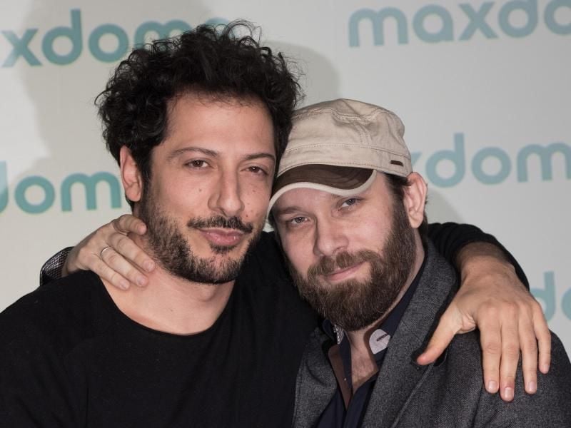 Die Schauspieler Fahri Yardim (l) und Christian Ulmen sind ganz eng. Foto: Jörg Carstensen