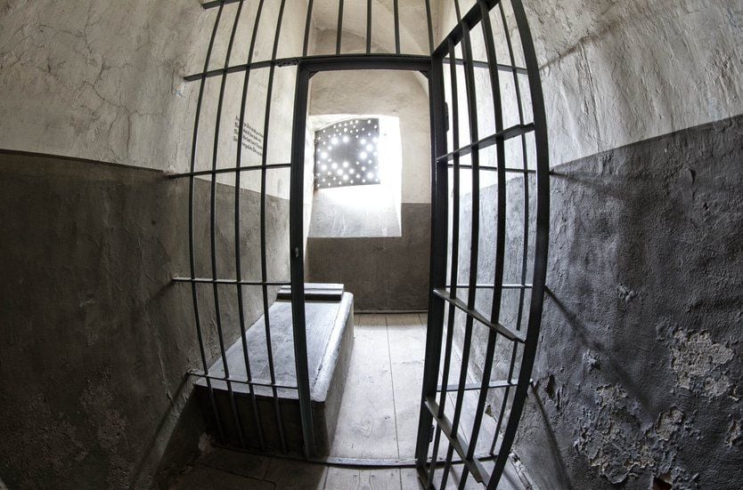 Eine Zelle des von den Häftlingen als Bunker betitelten Traktes der Einzelarrestzellen des KZ Lichtenburg ist hier zu sehen.