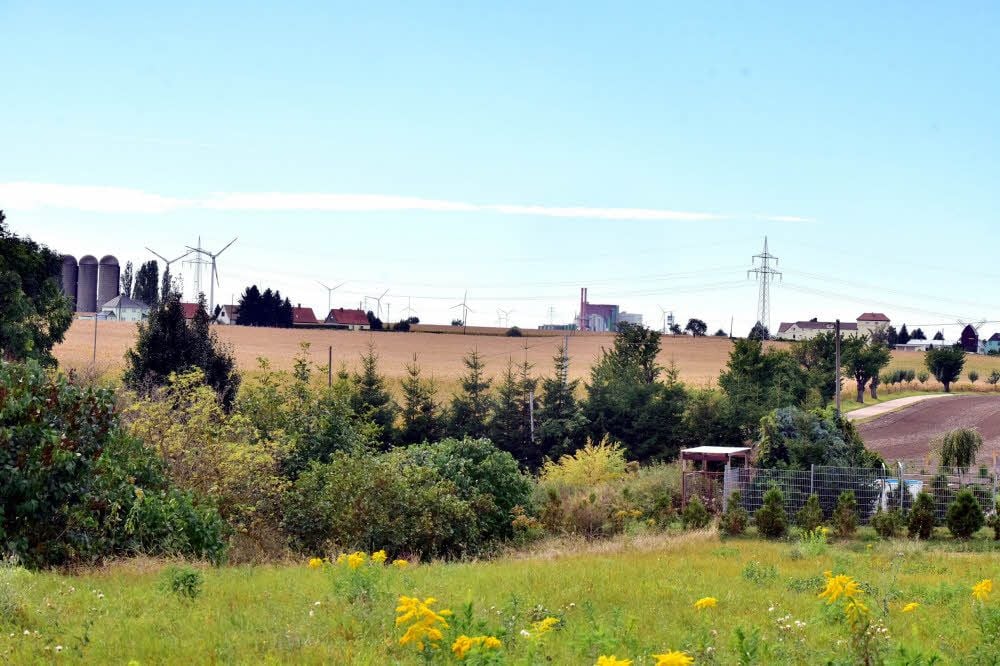 Ein Blick entlang dem Korridor für die Gleichstromtrasse. Links ist die Bebauung von Gut Aupitz zu sehen, rechts die ersten Häuser von Gerstewitz. Dazwischen liegen gerade mal 200 Meter freier Raum.