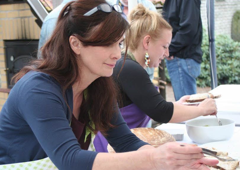 Die Besucher konnten Hefekuchen oder Schmalzstullen wählen, die Ergotherapeutin Diana Kott (l.) und Heilerziehungspflegerin Katrin Lehmann ausgaben.