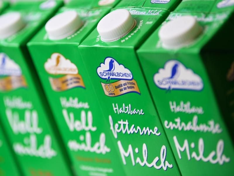 Milchpackungen stehen in der Verwaltung der Schwälbchen Molkerei auf einem Tisch. Foto: Arne Dedert/Archivbild
