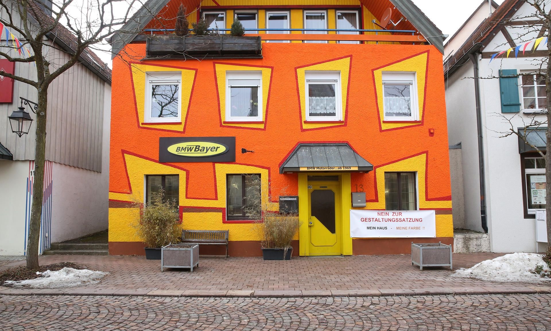 Das Haus von Georg Bayer. Um die bunte Bemalung seines Hauses ist in der Gemeinde ein Streit entstanden.
