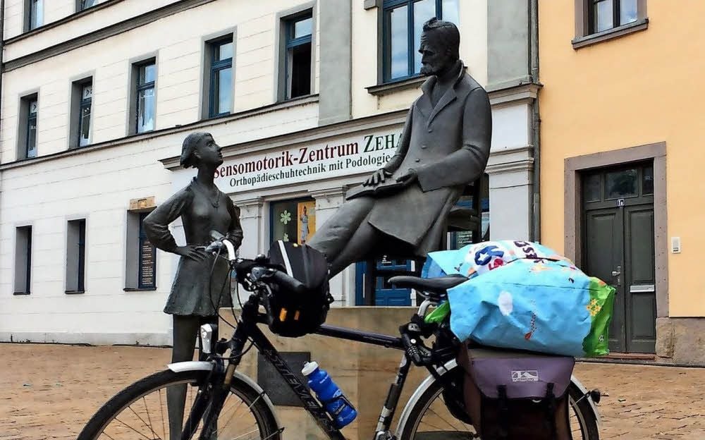 Auf Naumburgs Holzmarkt erinnert ein Denkmal an Friedrich Nietzsche.
