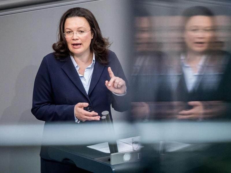 Bundesarbeitsministerin Andrea Nahles (SPD) spricht im Bundestag in Berlin. Foto: Michael Kappeler