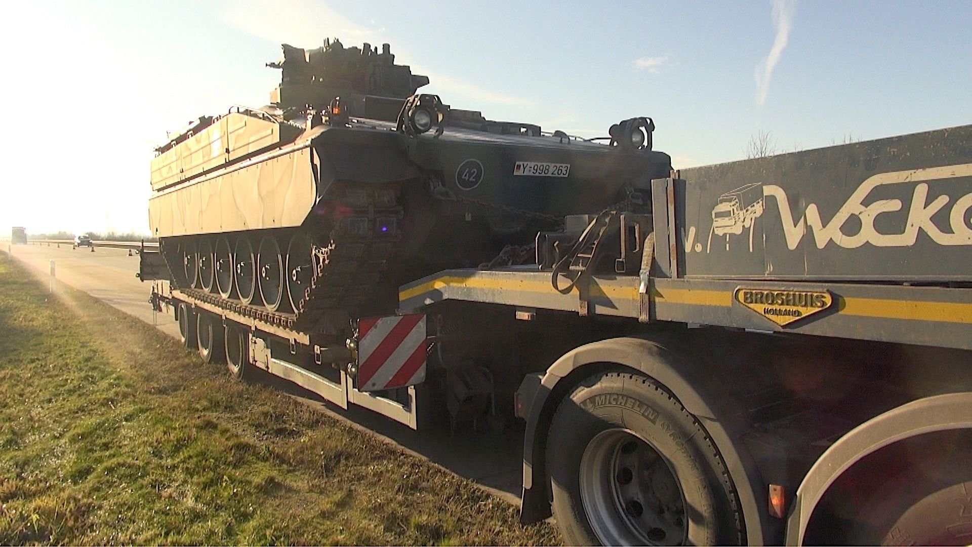 Ein Schwerlasttransport mit einem Panzer hat für Behinderungen auf der A14 zwischen Schönebeck und Magdeburg gesorgt.