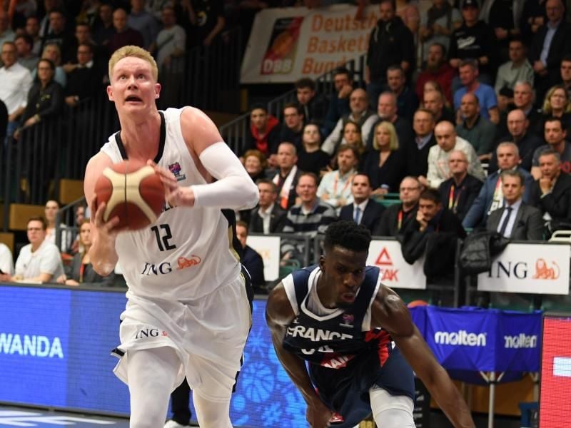 Robin Benzing (l) tritt mit Deutschlands Basketballer unter anderem gegen Frankreich an. Foto: Carmen Jaspersen/dpa