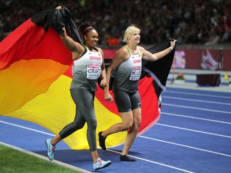 Nadine Müller (r.) und Shanice Craft jubeln über Silber und Bronze im Diskuswurf. Foto: Kay Nietfeld