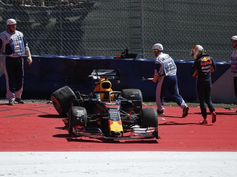 Nach der Kollision mit einem Reifenstapel: Max Verstappen (2.v.r) geht an seinem zerlegten Auto entlang. Foto: Erwin Scheriau/APA