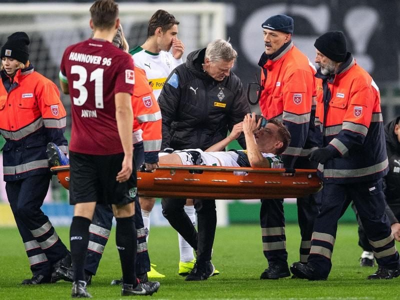 Gladbachs Matthias Ginter wird verletzt vom Platz getragen. Foto: Marius Becker