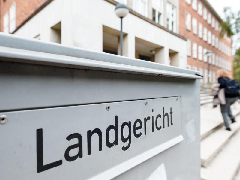 Auch wer vorsichtig aus der Einfahrt rückwärts fährt, haftet im Zweifel allein. Das entschied das Landgerichts Itzehoe. Foto: Markus Scholz/dpa