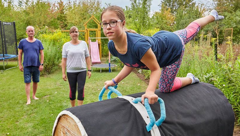 Für Paulina (vorn) gibt es im Garten zahlreiche Spielgeräte. Im Hintergrund ihre Eltern Sebastian und Anika Voß.