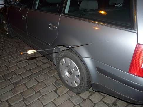 Der Täter hatte mit einem Bogen auf parkende Autos geschossen.