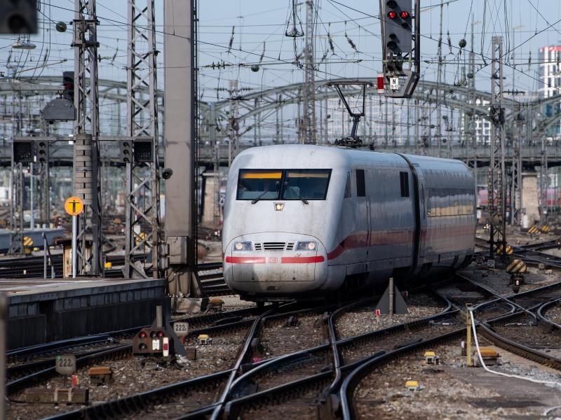 Ein ICE der Deutschen Bahn fährt in den Hauptbahnhof ein. Öfter mal den Fuß vom Gas nehmen - das ist auch das Motto für viele Lokführer. Foto: Sven Hoppe/dpa