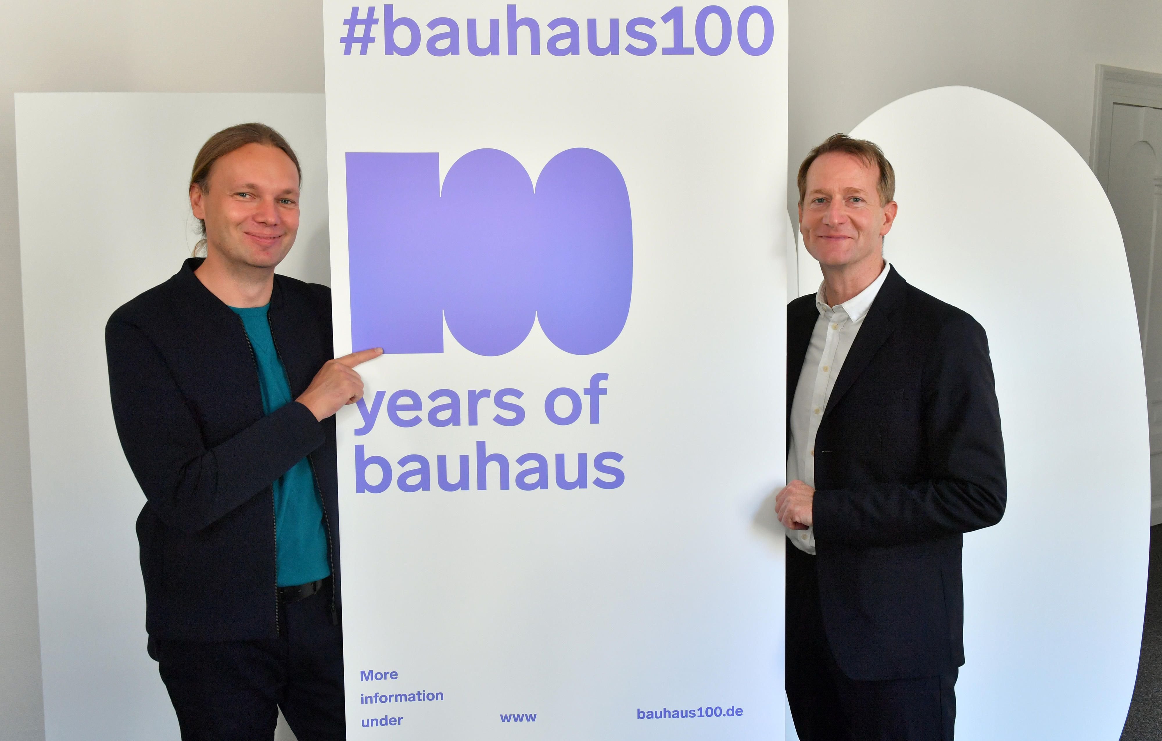 Nach der Eröffnung der Geschäftsstelle Bauhaus 100 stehen Sven Sappelt (r.) und Christian Bodach (l.) nebeneinander. Sie übernehmen als Leitungsteam die Programmleitung und zentrale Koordination für das bundesweite Jubiläumsprogramm bauhaus100 zum 100.