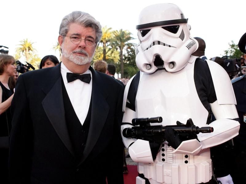 George Lucas (l) auf dem roten Teppich mit einem „Star Wars Stormtrooper” in Cannes. Foto: Sipa Niviere/SIPA