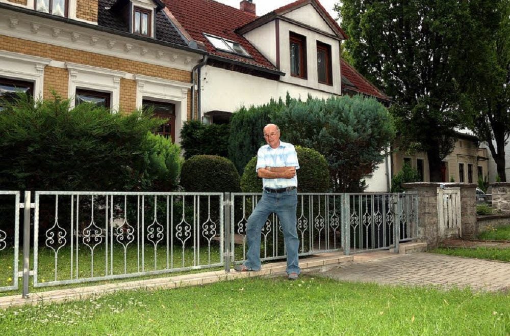 Eberhard Lerch hat keine Grundstückszufahrt. Seine Besucher haben deshalb ihre Autos bislang auf dem Grünstreifen am Zaun geparkt.