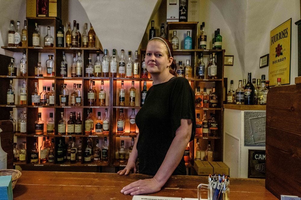 Nadine Krickemeier in „ihrer“ Hofwirtschaft. Dort gibt es eine große Tee-Auswahl, Speisen, selbst gebackene Kuchen und auch ausgewählte Whiskey-Sorten. Zudem finden von Zeit zu Zeit Konzerte statt.