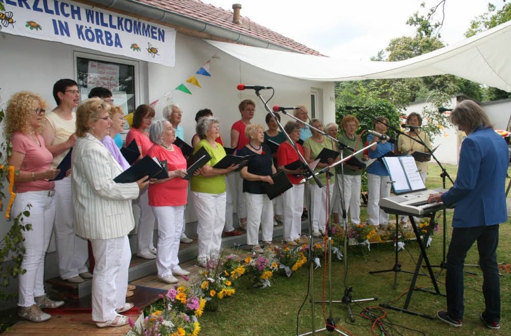 Dieser melodischen Aufforderung kann niemand widerstehen: „Lass die Sonne in dein Herz“, singen die Jessener Frauen unter Leitung von Volkmar Genterczewsky.