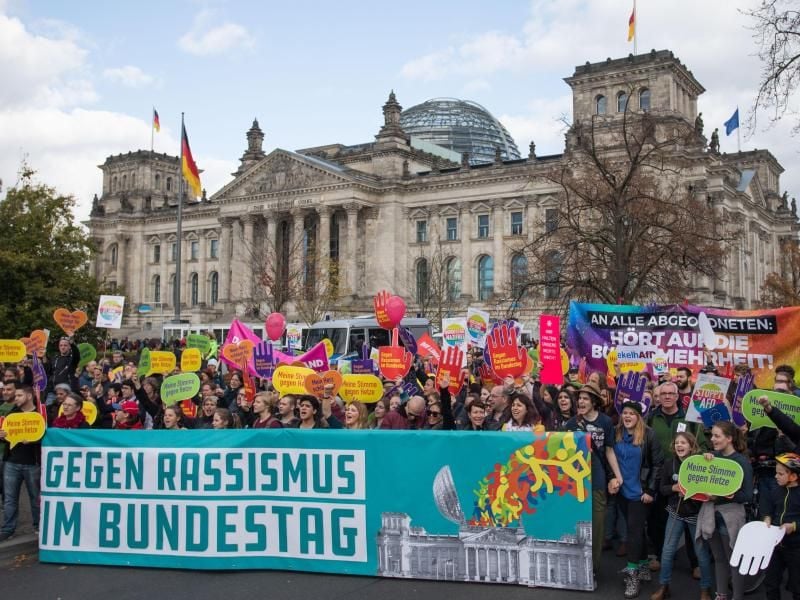 Mehrere tausend Menschen demonstrieren in der Nähe des Reichstages in Berlin unter dem Motto „Gegen Rassismus im Bundestag”. Foto: Jörg Carstensen