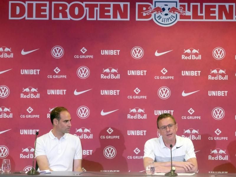 RB-Geschäftsführer Oliver Mintzlaff (l) und Trainer Ralf Rangnick geben personelle Veränderungen bekannt. Foto: Sebastian Willnow