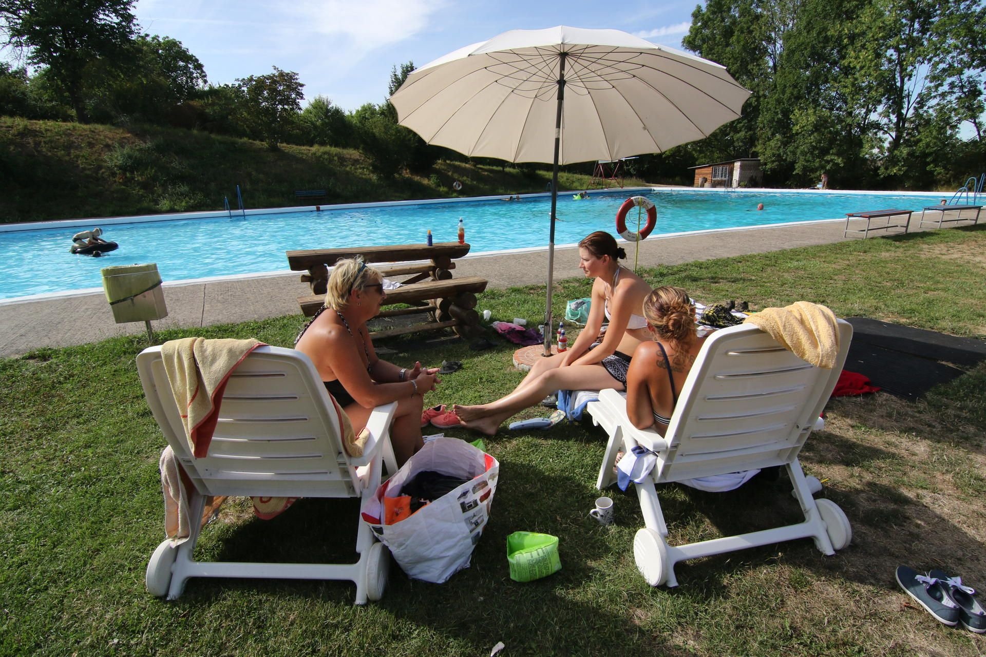 Badegäste genießen das Wetter im Freibad Aderstedt.