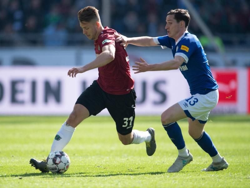 Hannover 96 will Waldemar Anton (l) halten. Foto: Swen Pförtner