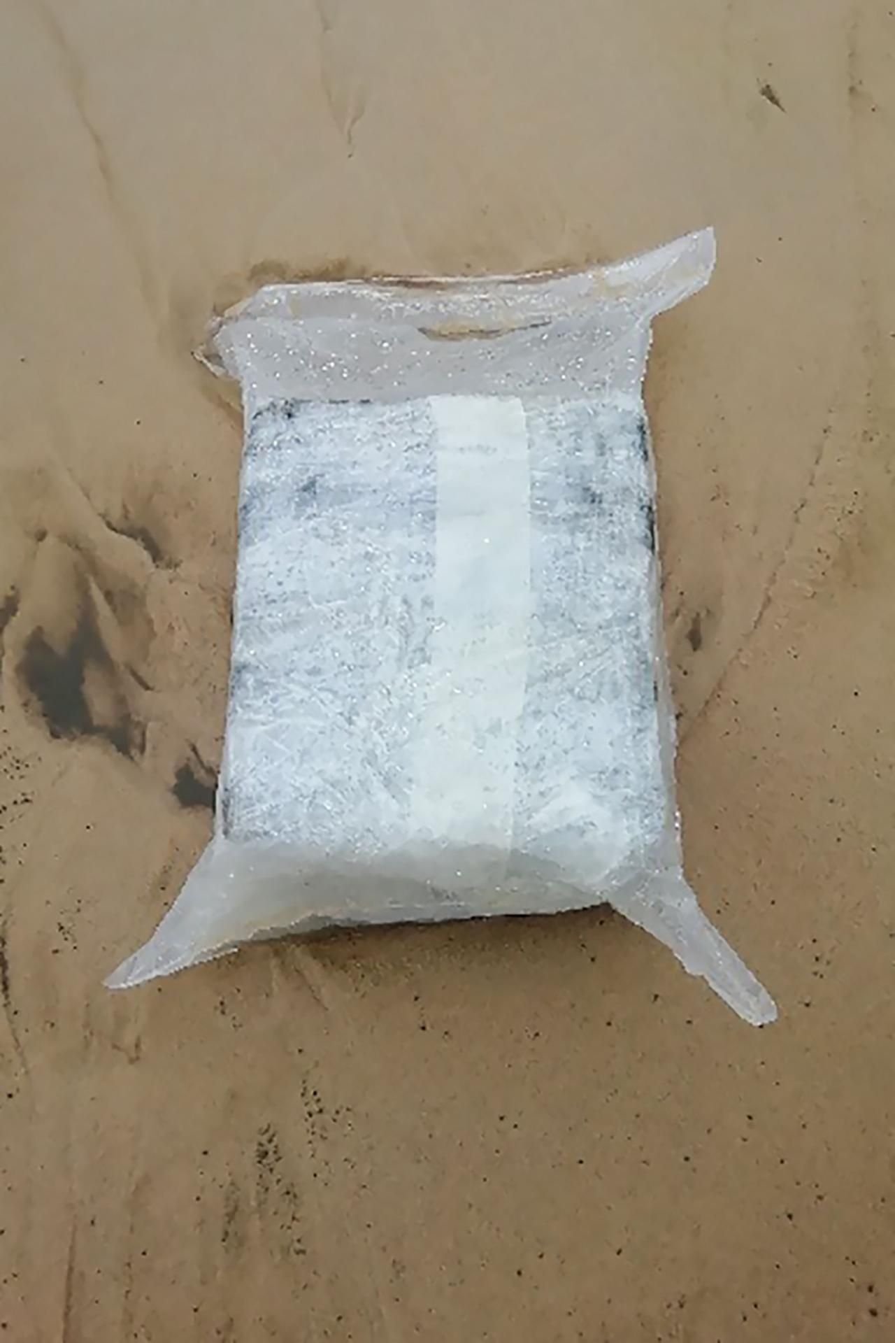 Ein Päckchen, vermutlich voll mit Kokain, an einem Strand im Südwesten Frankreichs