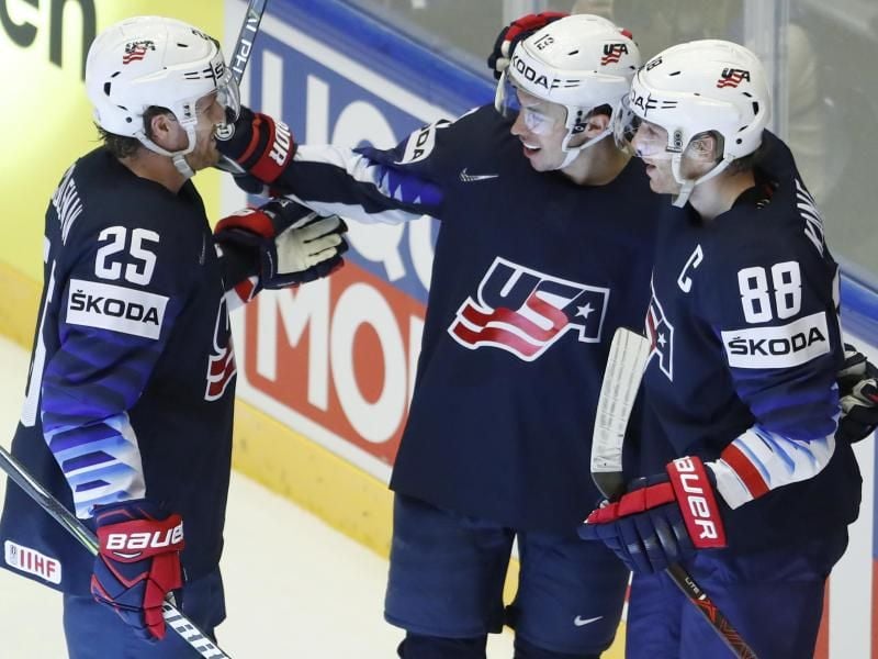 Die Spieler des US-Teams feiern ihren Sieg im Prestige-Duell mit Kanada. Foto: Petr David Josek/AP
