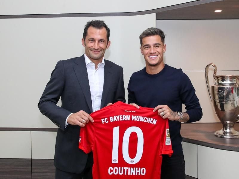 Philippe Coutinho (r) präsentiert mit Bayern-Sportdirektor Hasan Salihamidzic sein neues Trikot. Foto: FCB//FC Bayern München AG