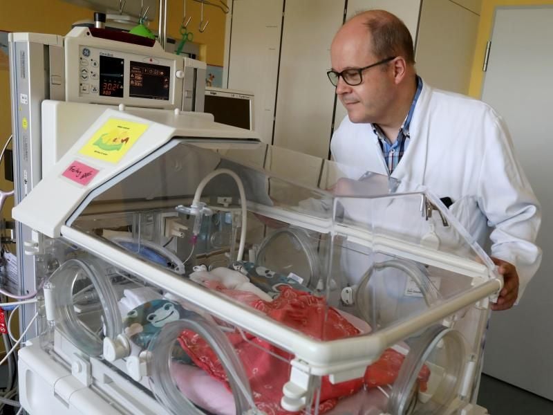 Laut Dirk Olbertz, Chefarzt der Neugeborenenmedizin des Klinikums Südstadt in Rostock, liegt die Frühgeburtenrate in Deutschland zwischen sieben und neun Prozent. Foto: Bernd Wüstneck