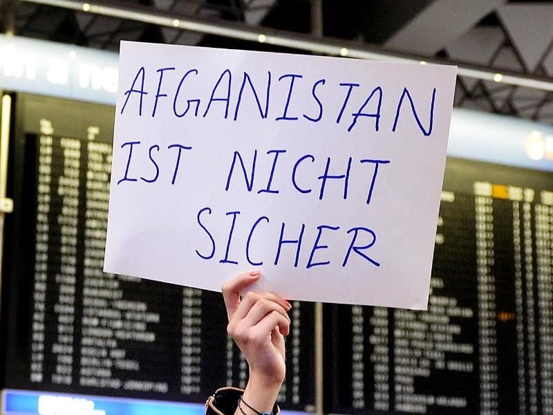 Demonstration gegen Abschiebung nach Afghanistan am Frankfurter Flughafen. Foto: Susann Prautsch/Archiv