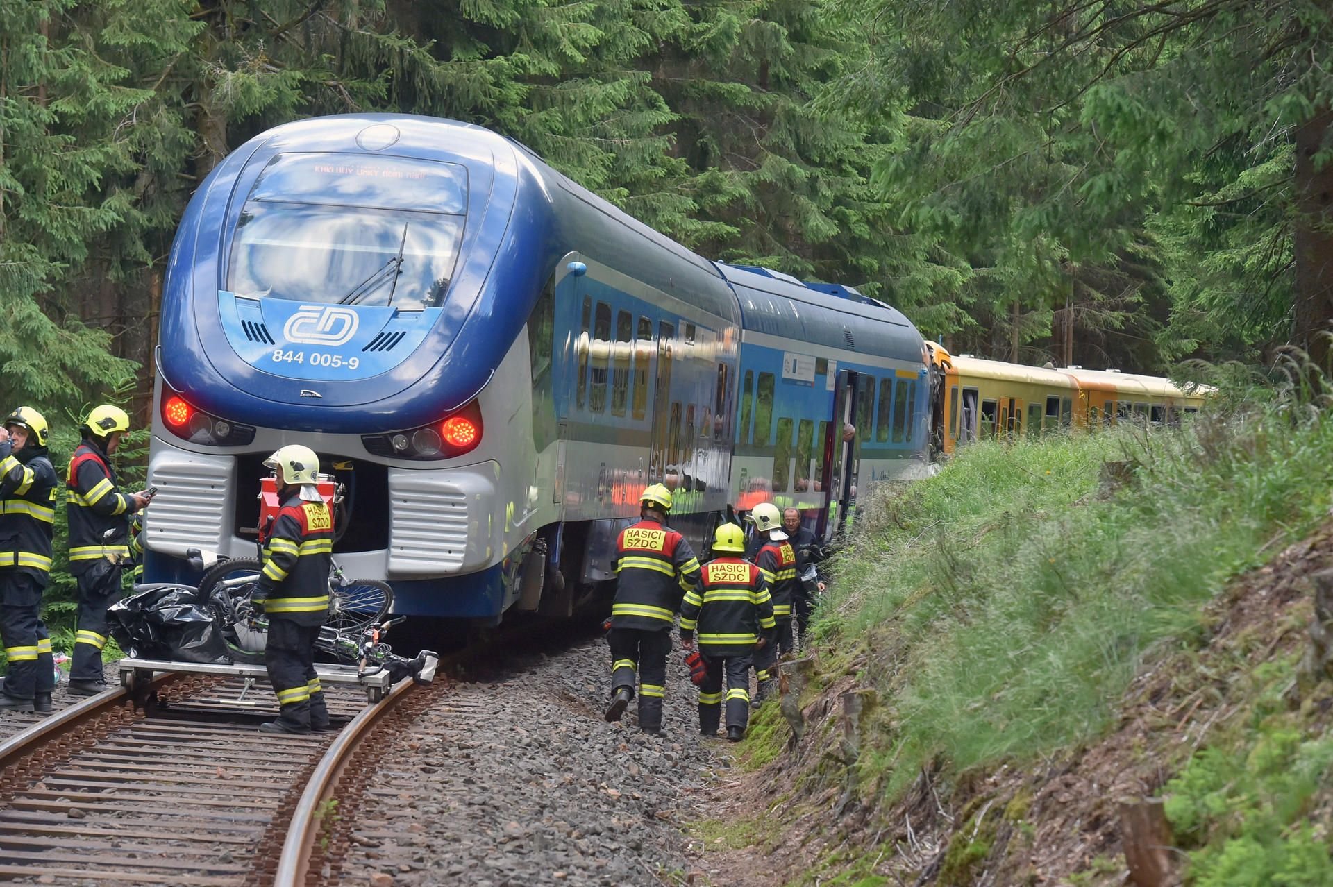 Rettungskräfte am Unglücksort bei Pernink: Beim Frontalzusammenstoß zweier Personenzüge auf einer Strecke durch das Erzgebirge zwischen Tschechien und Deutschland hat es Tote und Verletzte gegeben.