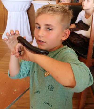 Jesse mit dem Riesentausendfüßler.