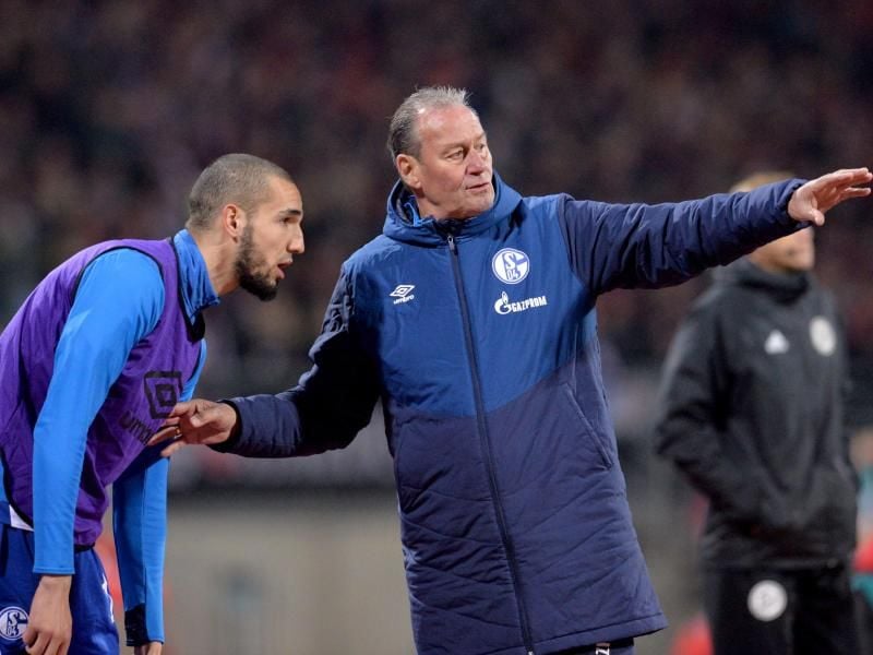 Wurde von Schalke-Coach Stevens (r) wieder degradiert: Nabil Bentaleb. Foto: Timm Schamberger