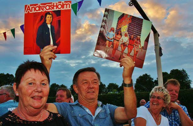 Ein begeisterter Schlager-Fan schwengt seine Amiga-Plattensammlung