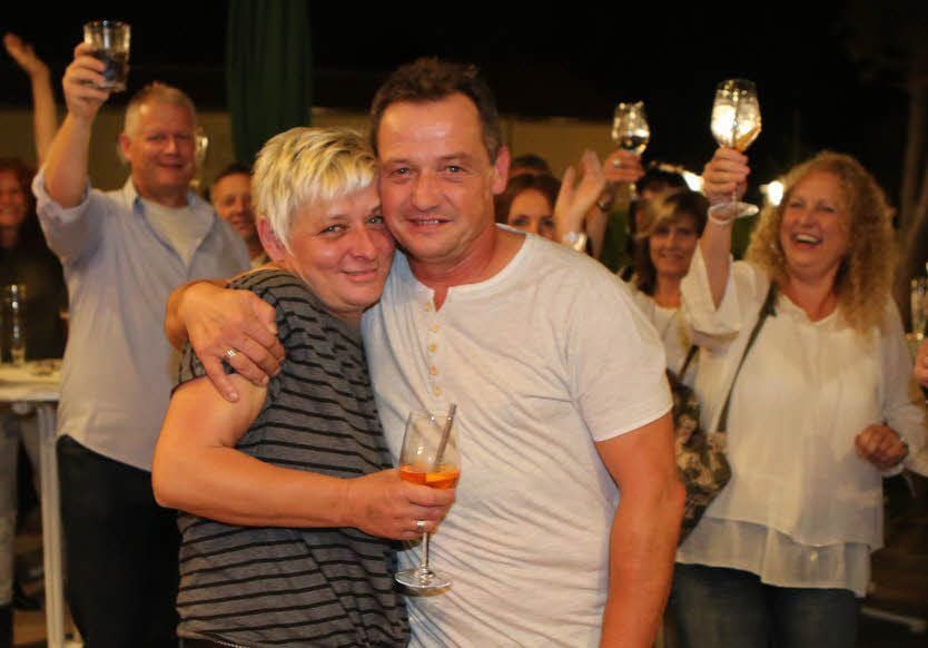 Liebevolle Blicke bei Cornelia und Mike Springsguth beim Jahrgangstreffen in „Schumanns Garten“.