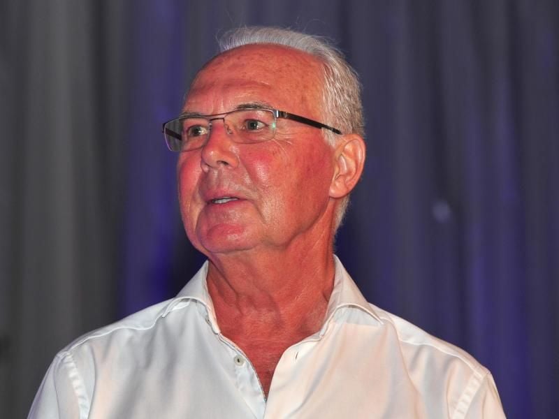 Franz Beckenbauer freut sich für Frankreichs Trainer Didier Deschamps. Foto: Ursula Düren