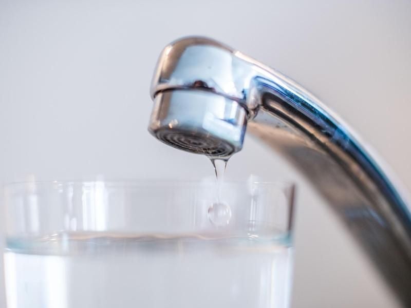 Wasser läuft aus einem Wasserhahn in ein Glas. Foto: Lino Mirgeler/Archiv