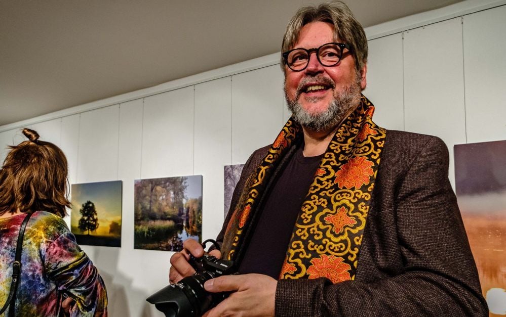 Janos Stekovics im Oktober 2018 bei der Vernissage zu seiner Ausstellung in der ZeitKunstGalerie in Halle.