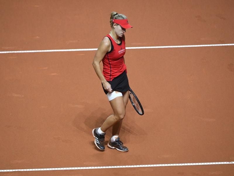 Angelique Kerber aus Deutschland gibt im Spiel gegen Anett Kontaveit aus Estland auf. Foto: Marijan Murat
