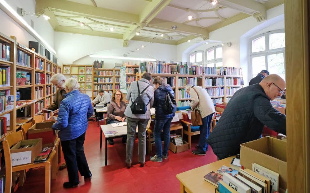 Der Bücherflohmarkt in der Stadtbibliothek wurde zum Stöbern genutzt.