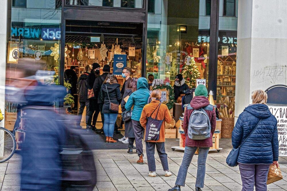 In Leipzig waren kurz vor dem Schließen der Geschäfte vor allem Dekoartikel und Kleidung gefragt. Weil die Kundenzahl im Laden begrenzt ist, entstanden zum Teil lange Schlangen.