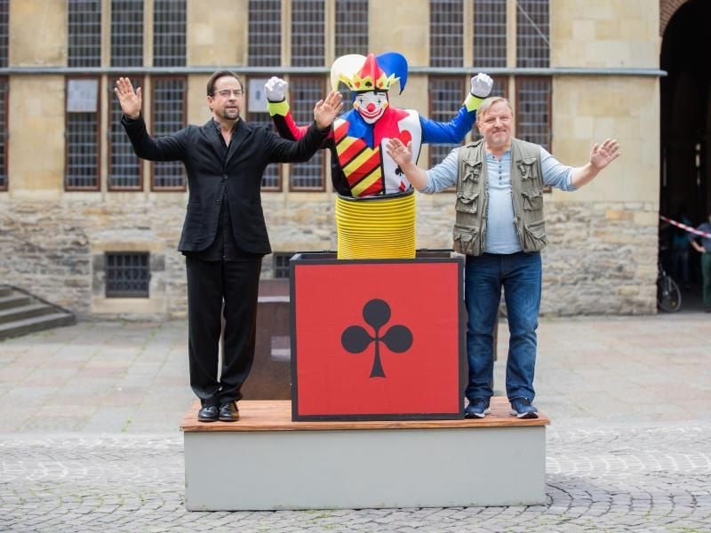 Jan Josef Liefers (l) und Axel Prahl in Münster bei Dreharbeiten zum "Tatort - Gott ist auch nur ein Mensch". Foto: Rolf Vennenbernd