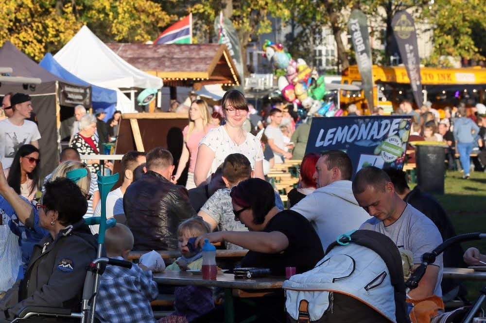 Viele Besucher probierten sich durch die zahlreichen Angebote beim Street Food Festival auf der Herrenbreite in Aschersleben.