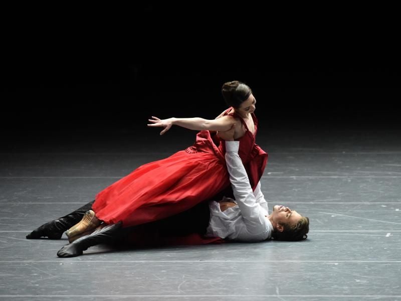 Die Tänzer Ksenia Ryzhkova und Matthew Golding in der Bayerischen Staatsoper. Foto: Felix Hörhager