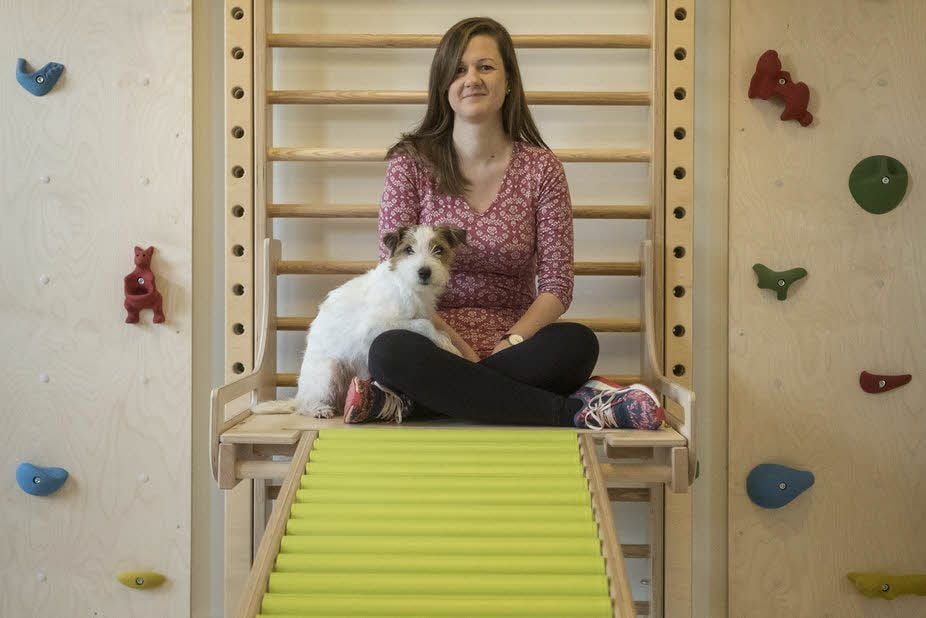Monika Prinz hat im Harzweg eine Ergotherapie eröffnet. Auch Hündin Debbi wird bei einer tiergestützten Therapie einbezogen.