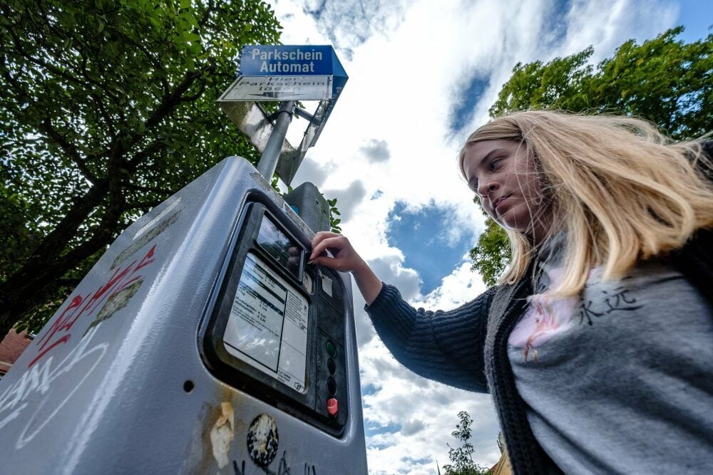 Bitte füttern. In der Altstadt - hier die Pfaffengasse - soll die Parkgebühr von bisher 25 auf 50 Cent pro halber Stunde steigen.