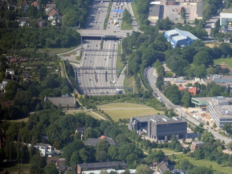 Die Autobahn 7 führt in Richtung Norden aus dem Elbtunnel in Hamburg-Bahrenfeld. Foto: Marcus Brandt/dpa/Archivbild